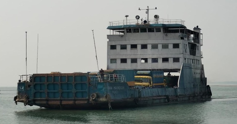 বৈরী আবহাওয়ার কারণে দৌলতদিয়া-পাটুরিয়া নৌরুটে ফেরি চলাচল বন্ধ
