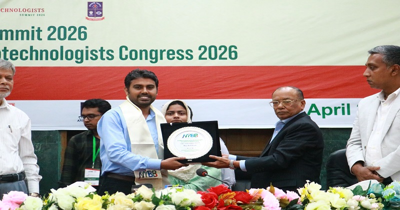 এওয়ার্ড অফ এক্সিলেন্স পুরস্কার গ্রহণ করছেন আরিফ খান