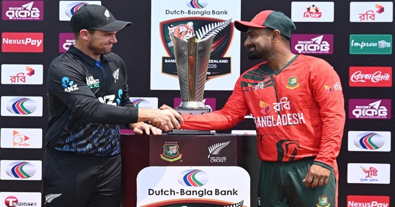 :চট্টগ্রামে রোববার টি২০ সিরিজের ট্রফি উন্মোচনের সময় নিউজিল্যান্ড ও বাংলাদেশ দুই দলের অধিনায়ক টম লাথাম ও লিটন কুমার দাস।