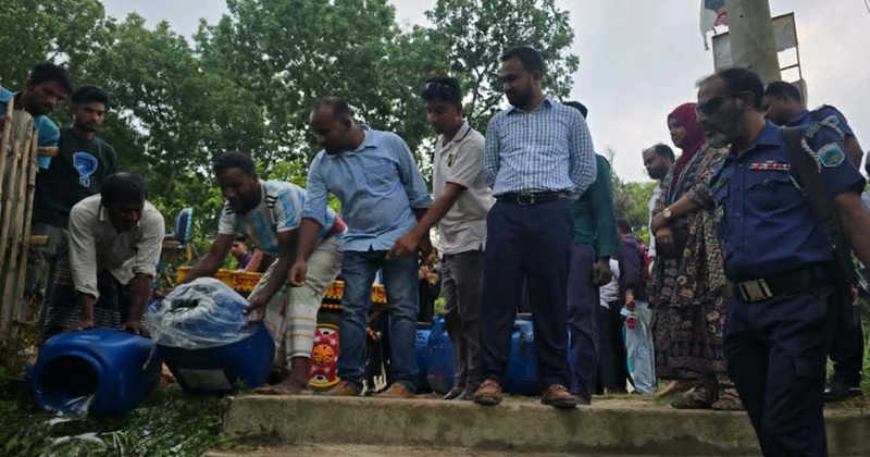ভাঙ্গুড়ায় ভেজাল দুধ তৈরীর প্রায় ১হাজার লিটার বিভিন্ন ধরনের উপকরণ জব্দ করে তা জনসম্মুখে ধ্বংস করা হয়েছে।