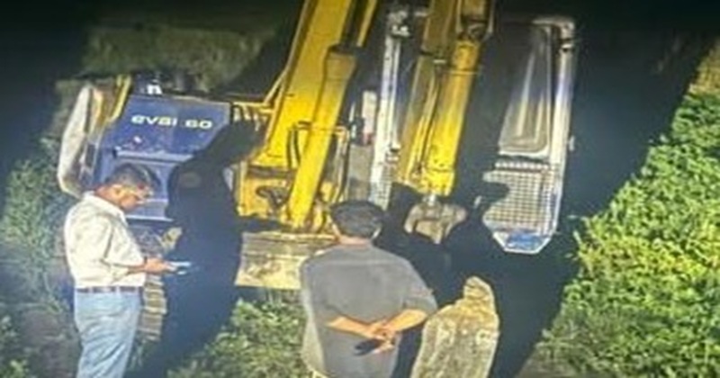 রামগঞ্জে গভীর রাতে মাটিকাটার দায়ে ২টি ভেকু মেশিন জব্দ
