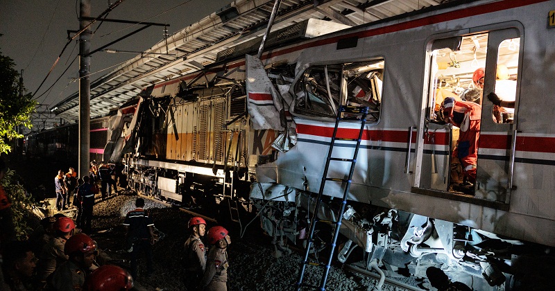 দুই ট্রেনের মুখোমুখি সংঘর্ষ