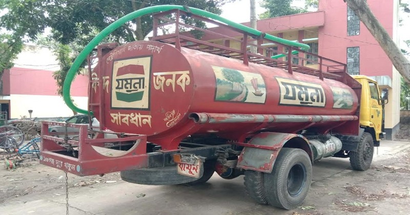 মান্দায় অবৈধভাবে লরি থেকে তেল মজুতকালে ব্যবসায়ী ও চালক আটক