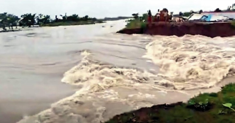 খোয়াই নদীর বাঁধ ভেঙে নিঃস্ব হওয়ার শঙ্কায় হাজারো কৃষক
