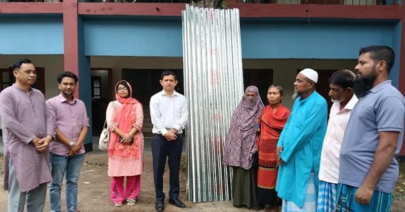 মাটিরাঙ্গায় কালবৈশাখী ঝড়ে ক্ষতিগ্রস্তদের মাঝে ঢেউটিন বিতরণ