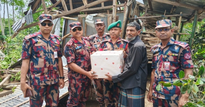 মৌলভীবাজারের ঝড়ে ক্ষতিগ্রস্তদের মাঝে ত্রাণসামগ্রী ও আর্থিক সহায়তা প্রদান করেছে বিজিবি