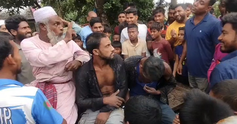 হাতেনাতে ধরা দুই যুবক