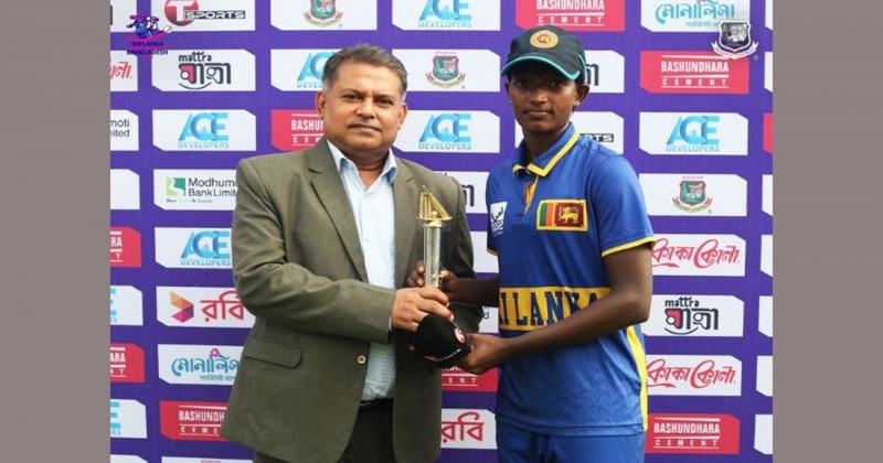 ম্যাচসেরার পুরস্কার নিচ্ছেন শ্রীলংকার কাভিসা দিলহারা