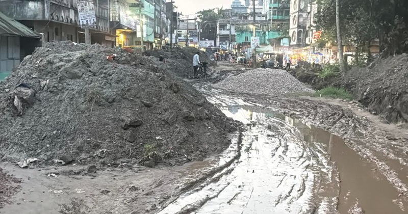 ড্রেন নির্মাণে গাফিলতি, কাদায় বিপর্যস্ত রায়পুর নতুন বাজার সড়ক