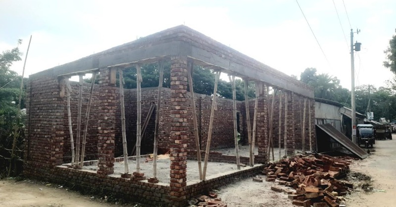 গোসাইরহাটে প্রশাসনের চোঁখ ফাকি দিয়ে দোকান ঘর নির্মাণ