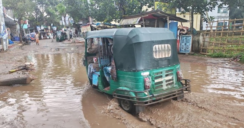 চান্দুরা-আখাউড়া সড়কের বেহাল দশা, ভোগান্তিতে দুই উপজেলার মানুষ