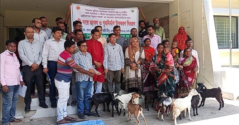 মান্দায় ‘অসহায় ও দুঃস্থ’ নারীদের মাঝে সেলাই মেশিন বিতরণ