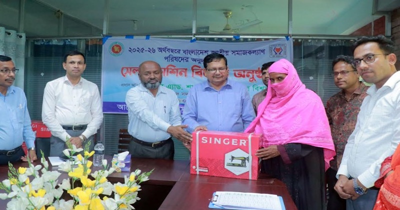 পাবনায় ১৬২ জন দুঃস্থ মহিলাদের মাঝে সেলাই মেশিন বিতরণ