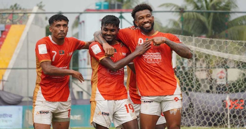 ক্যাপশন : ব্রাদার্সের জালে বল পাঠানোর উল্লাস রাকিব হোসেন (বাঁয়ে) ও দোরিয়েলতন গোমেস নাসিমেন্তোর- ফাইল ছবি