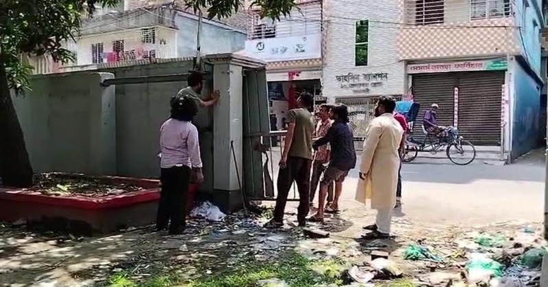 ঝালকাঠিতে আমুর পরিত্যাক্ত বড়ির প্রধান ফটক কেটে উন্মুক্ত করে দিয়েছে বৈষম্যবিরোধী ছাত্র আন্দোলন