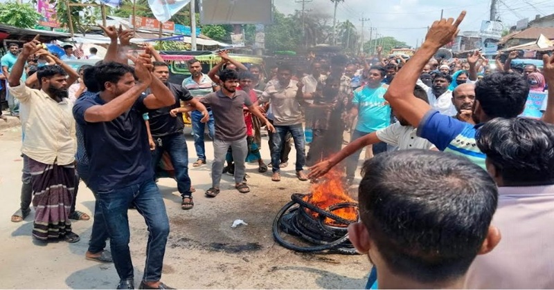 ভোলায় বিএনপি নেতার মুক্তির দাবিতে সড়কে টায়ার জ্বালিয়ে বিক্ষোভ