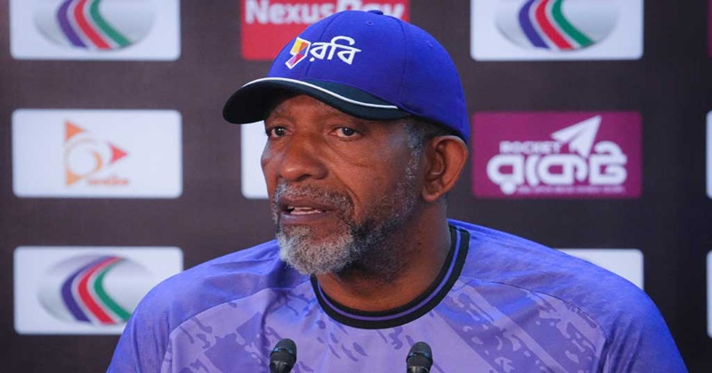 : মিরপুর শেরেবাংলা স্টেডিয়ামে বুধবার সংবাদ সম্মেলনে বাংলাদেশের প্রধান কোচ ফিল সিমন্স