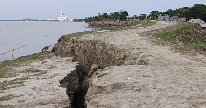 তালতলীতে বেড়িবাঁধে ভয়াবহ ফাটল, ঝুঁকিতে ১৫ গ্রামের মানুষ