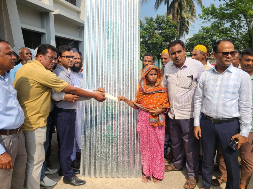 জিআর বরাদ্দের টিন ও নগদ অর্থ বিতরণ