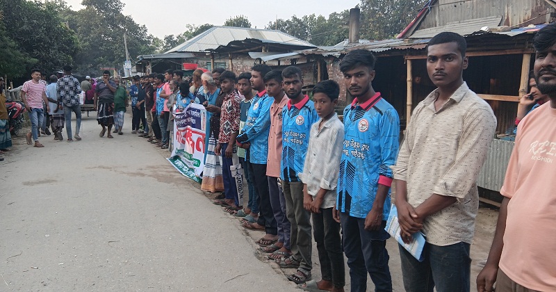 গ্রেফতার দাবিতে মানববন্ধন