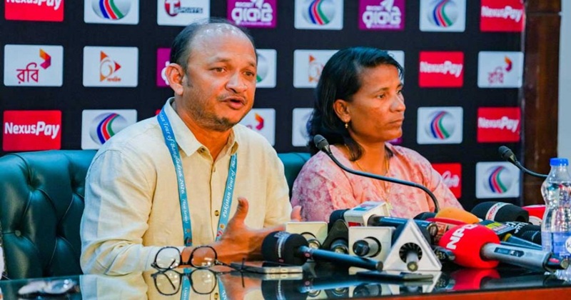 মিরপুরে সংবাদ সম্মেলনে কথা বলছেন নারী দলের প্রধান নির্বাচক সাজ্জাদ আহমেদ শিপন-ইন্টারনেট