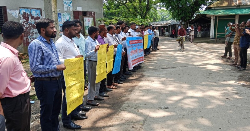 বারহাট্টায় শিক্ষাপ্রতিষ্ঠানে যৌন হয়রানি বন্ধে নীতিমালা বাস্তবায়নের দাবিতে মানববন্ধন