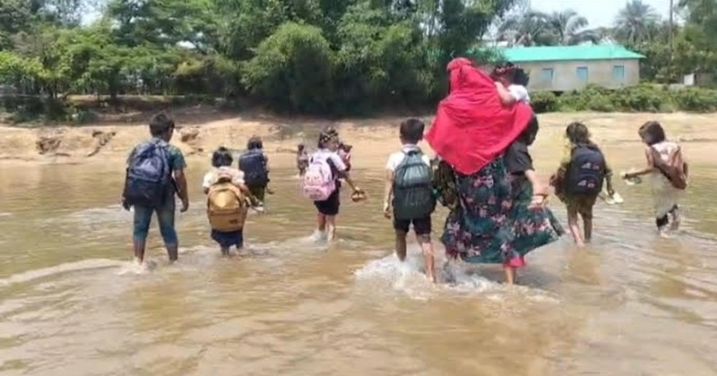 হেমন্তে বাঁশের সাঁকো বর্ষায় নৌকাই ভরসা, জীবনের ঝুঁকি নদী পারাপার