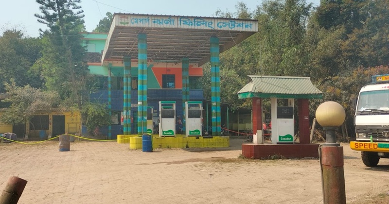ইসলামপুরে ঝর্ণা ফিলিং স্টেশনে ভ্রাম্যমাণ আদালতের অভিযান, ম্যানেজার আটক