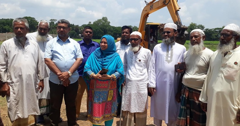 চিতলমারীতে খালের উপর থেকে অবৈধ বাঁধ উচ্ছেদ করলেন ইউএনও