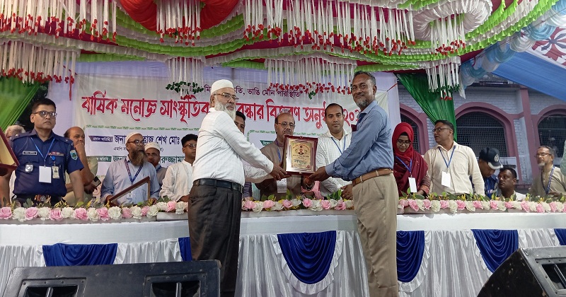 পুরস্কার বিতরণ