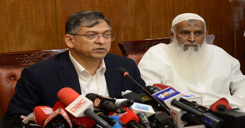 সাংবাদিকদের ব্রিফিংকালে স্বরাষ্ট্রমন্ত্রী সালাহউদ্দিন আহমদ