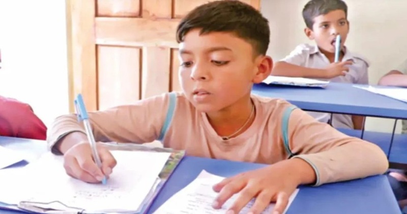 ভ্যানের হাতল ছেড়ে বই খাতা নিয়ে আবারও স্কুলে ফিরেছে শিশু জুনায়েদ