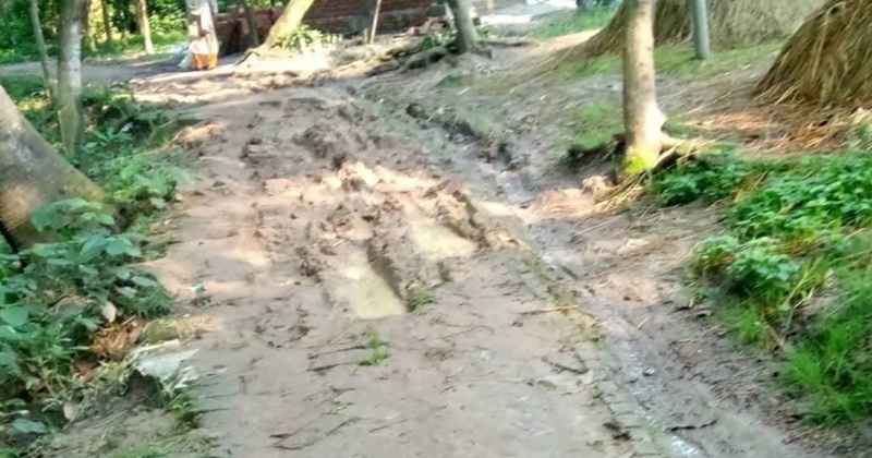 বর্ষায় কাদা, রোদে ধুলা- পাকুরিয়ার সড়কে দুর্ভোগের চিত্র