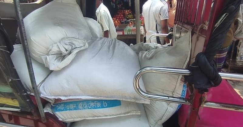 মাগুরায় পাচারের সময় টিসিবির চালসহ ইজিবাইক জব্দ