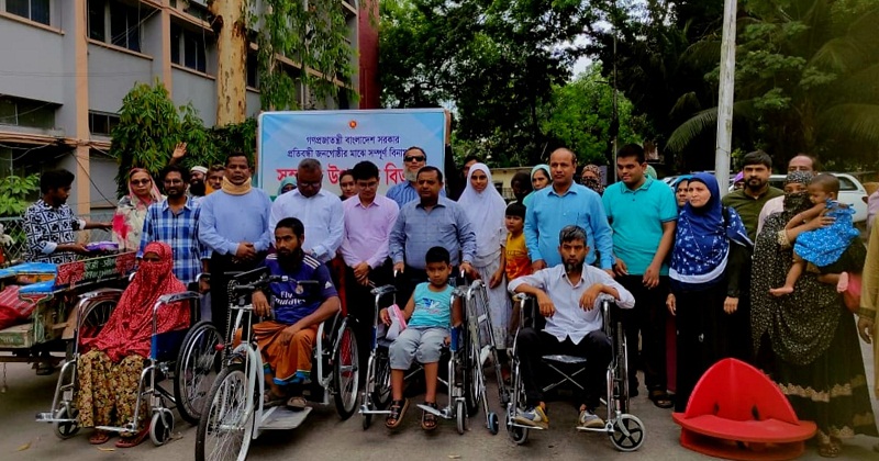 হুইলচেয়ার ও ট্রাইসাইকেল বিতরণ