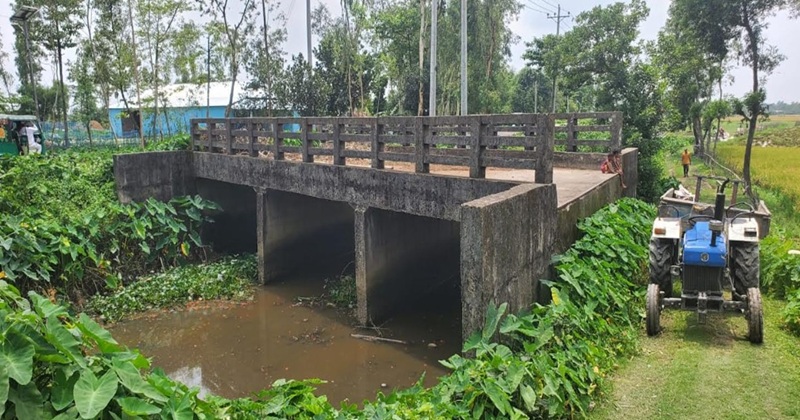 মাধবপুরে নিমার্ণের ২০ বছরেও সংযোগ সড়ক পায়নি সেতু