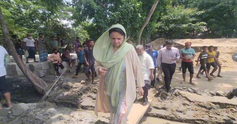 ঝালকাঠিতে নদীভাঙন কবলিত এলাকা পরিদর্শনে এমপি জীবা আমিনা খান ও জেলা পরিষদ প্রশাসক শাহাদাত হোসেন
