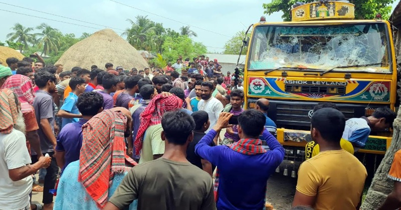 গুরুদাসপুরে ট্রাকের চাকায় প্রাণ গেল মোটরসাইকেল আরোহীর