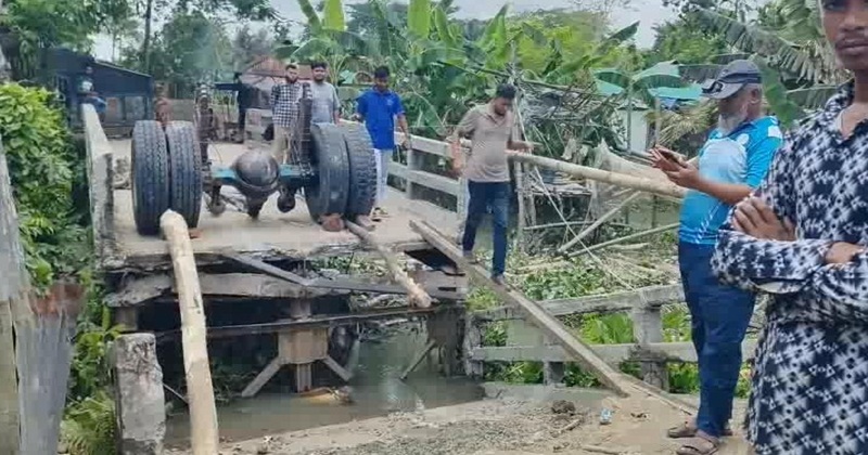 ঝালকাঠিতে ব্রিজ ভেঙ্গে পাথর বহনকারি ট্রাক খালে, যোগাযোগ বিচ্ছিন্ন