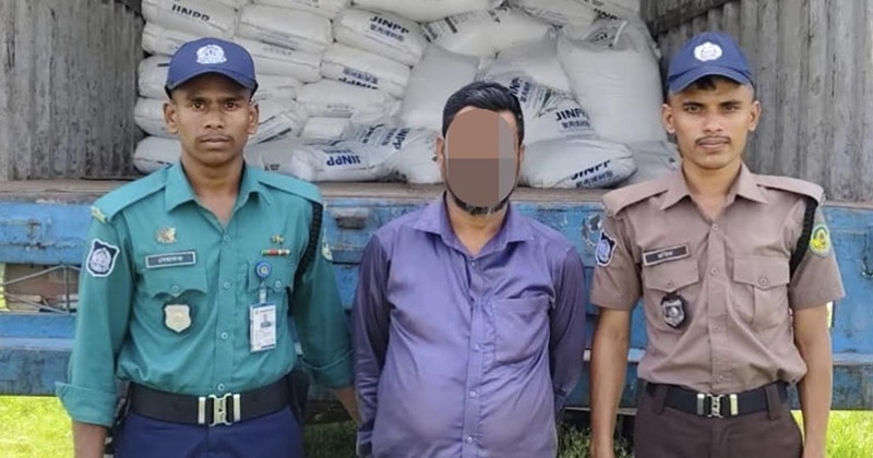 চট্টগ্রামে কাভার্ডভ্যান ভর্তি প্লাস্টিক দানা উদ্ধার, গ্রেপ্তার ৩