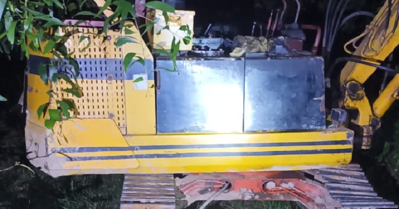 পাহাড়ের মাটি কেটে জমি ভরাট