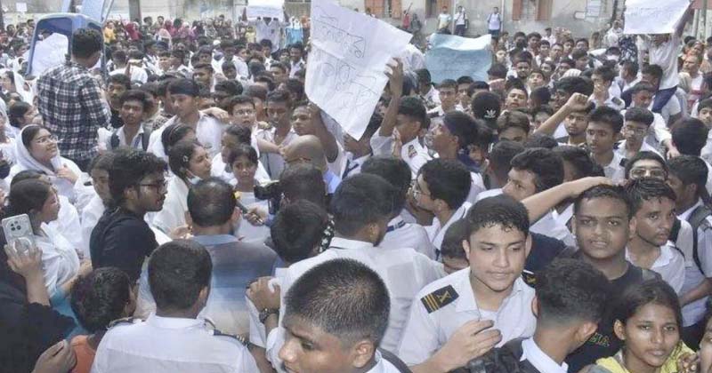 বৃহস্পতিবার (২১ মে) সকাল ১১টার দিকে স্কুলের প্রবেশপথে জড়ো হয়ে বিক্ষোভ শুরু করেন শিক্ষার্থীরা