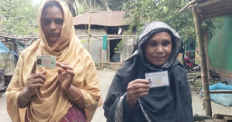 মায়ের চেয়ে মেয়ে ১০ মাসের বড়!