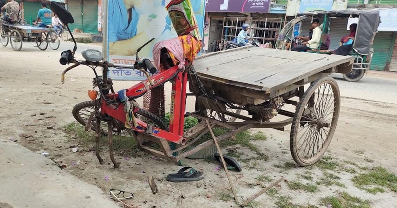 রাণীশংকৈলে ভ্যান ও মোটরসাইকেল মুখোমুখি সংঘর্ষে নিহত ১