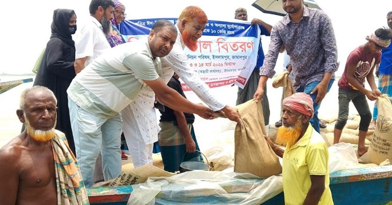 পবিত্র ঈদুল আযহা উপলক্ষে ইসলামপুরে ভিজিএফের চাল পেল অসহায় পরিবার