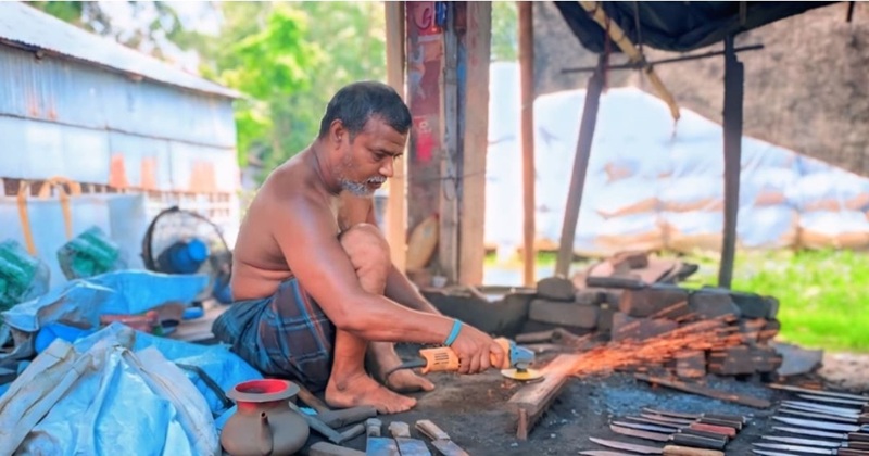 কোরবানির ঈদকে সামনে রেখে ব্যস্ত নন্দীগ্রামের কামার শিল্পীরা