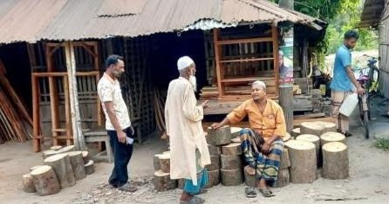 পাইকগাছায় কোরবানির ঈদে মাংস কাটার কাঠের খাইট্টার চাহিদা বেড়েছে