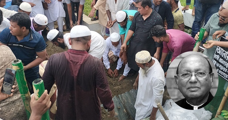 পারিবারিক কবরস্থানে তাকে দাফন করা হয়