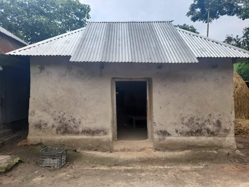 বিলুপ্তির পথে “গরীবের রাজপ্রাসাদ” খ্যাত মাটির ঘর