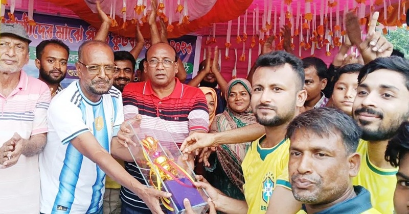 কালিয়া উপজেলায় ব্রাজিল ও আর্জেন্টিনা সমর্থকদের অংশগ্রহণে অনুষ্ঠিত প্রীতি ফুটবল ম্যাচ অনুষ্ঠিত